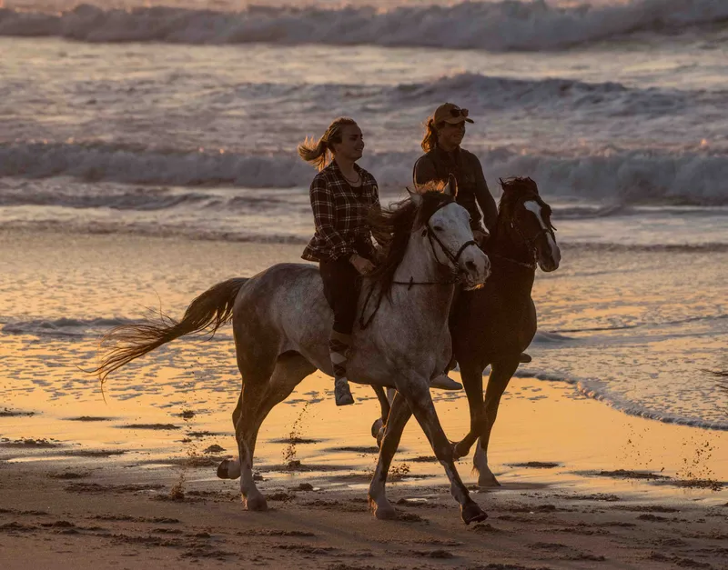 Léa et Bicha au galop sur la plage de Dakhla au coucher du soleil
