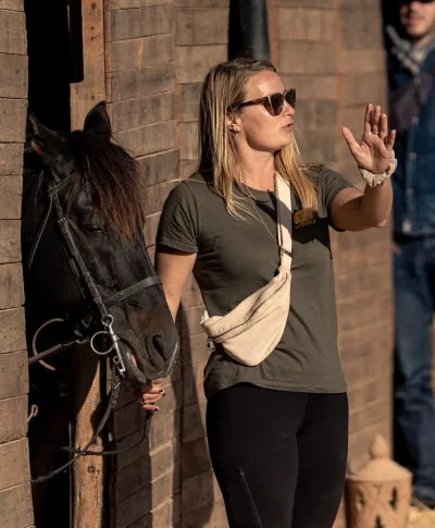 Léa, responsable des réservations au Ranch des Dunes
