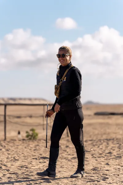 Sarah, fondatrice et gérante du Ranch des Dunes, portrait dans le désert