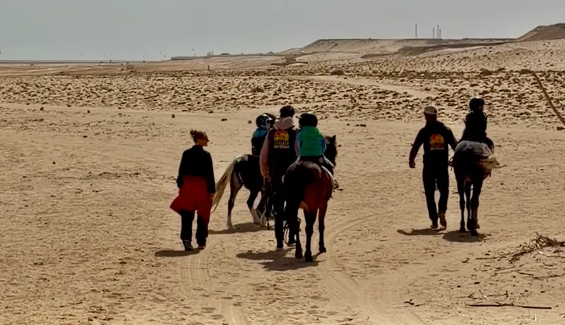 Enfant en balade à poney dans le désert de Dakhla