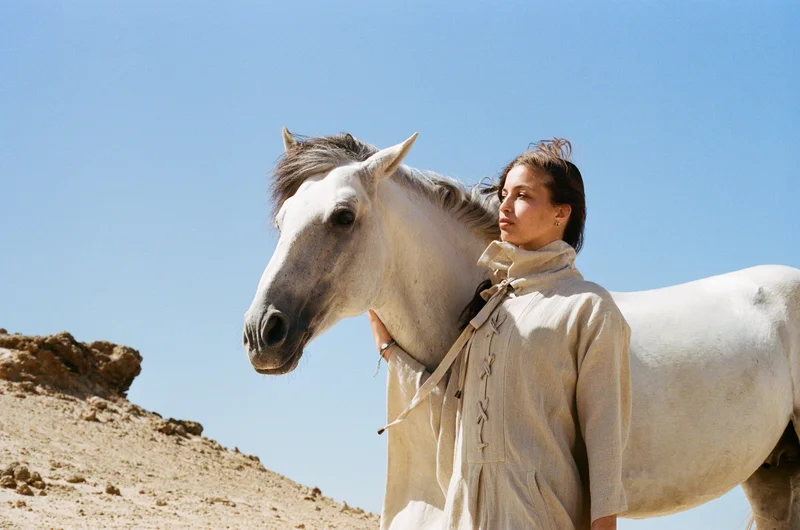 Photoshooting professionnel à cheval devant les falaises de Dakhla