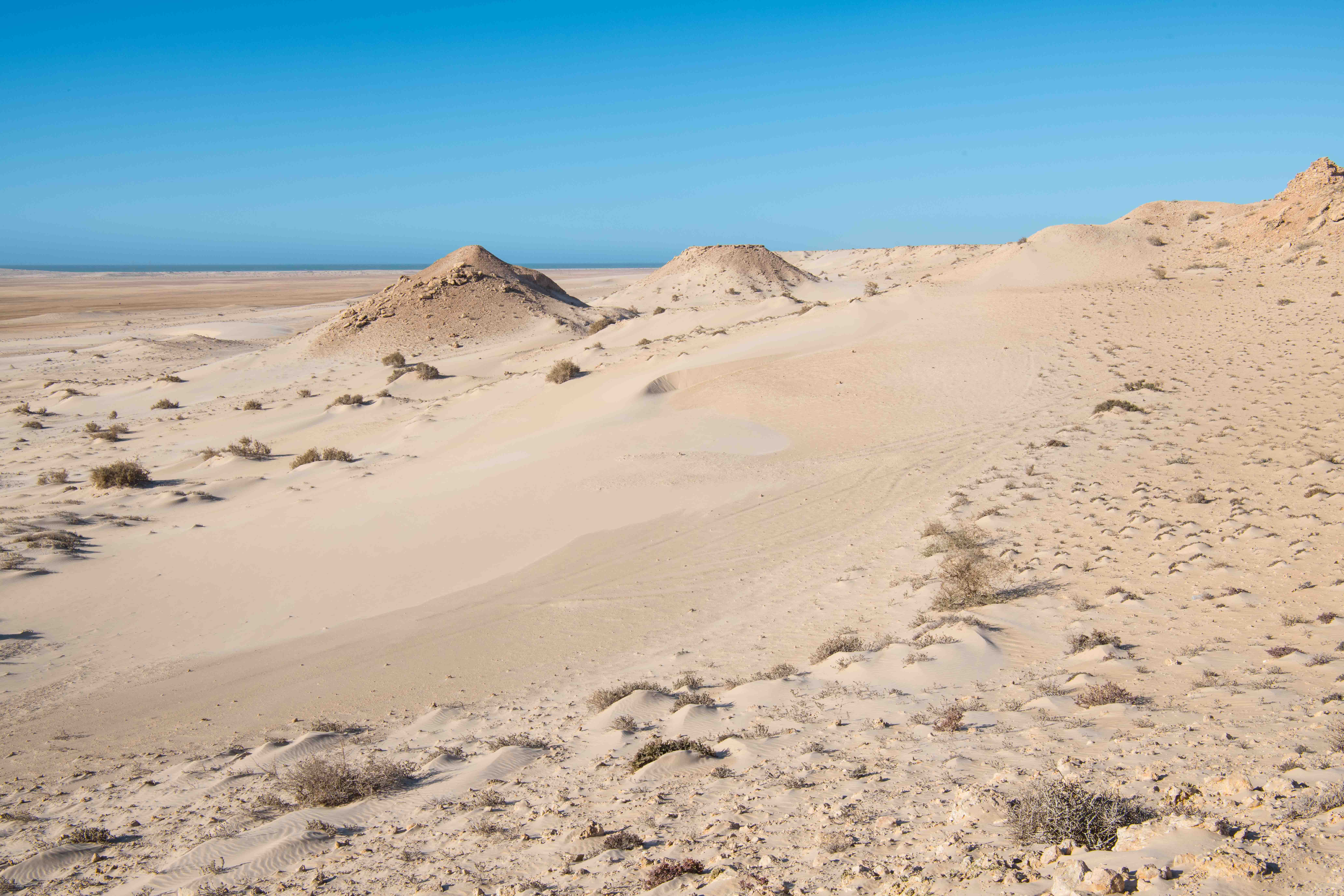 dunes de sable dorées dans le désert du sahara à proximité de Dakhla