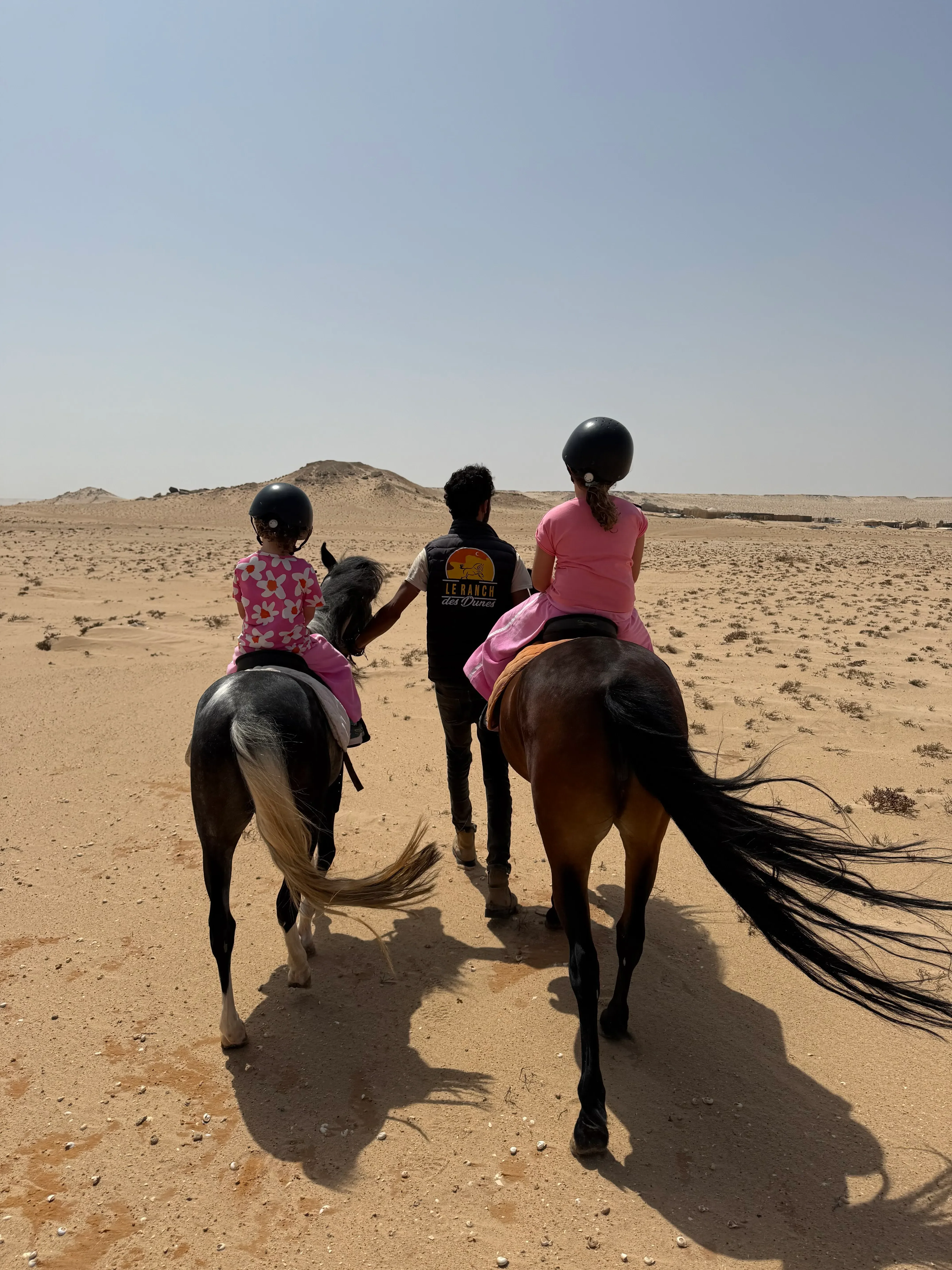 Enfant à poney dans le désert de Dakhla