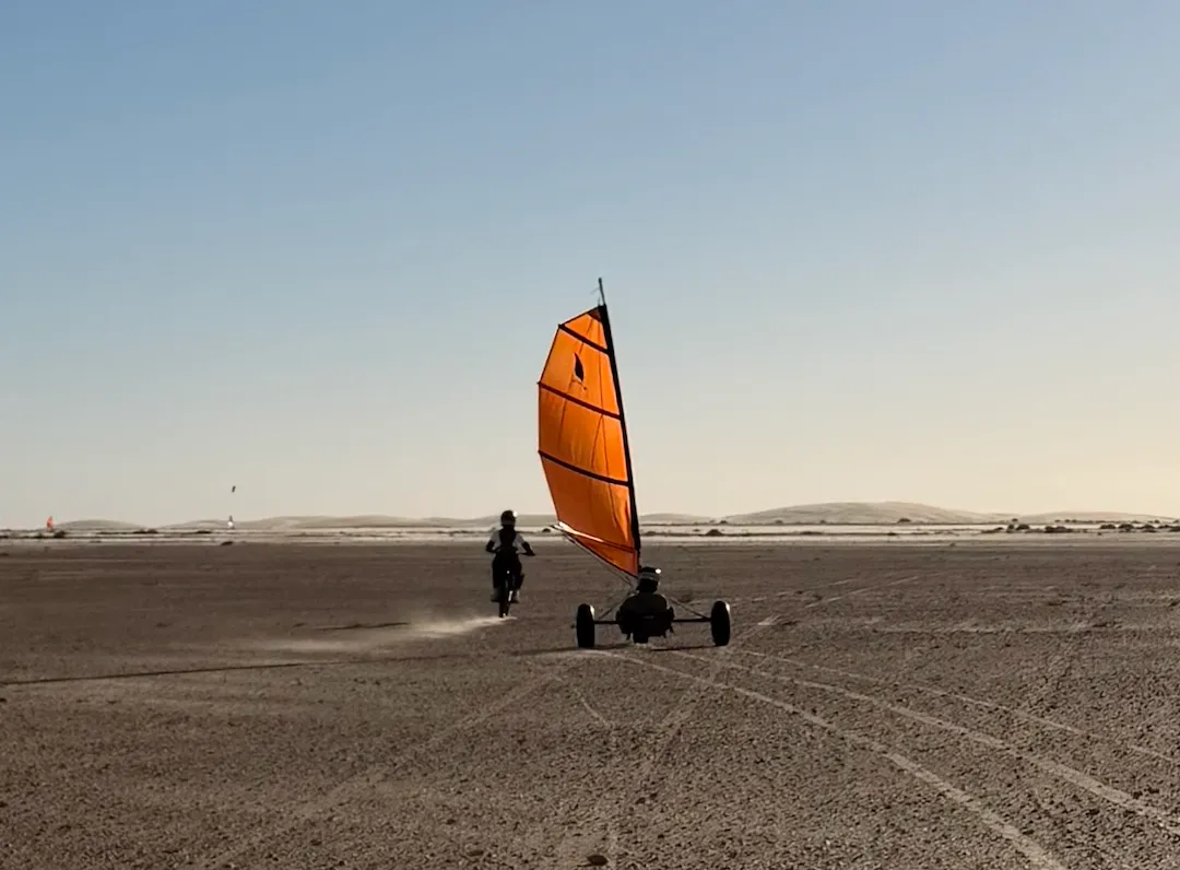 Moto électrique et char à voile dans le désert de Dakhla