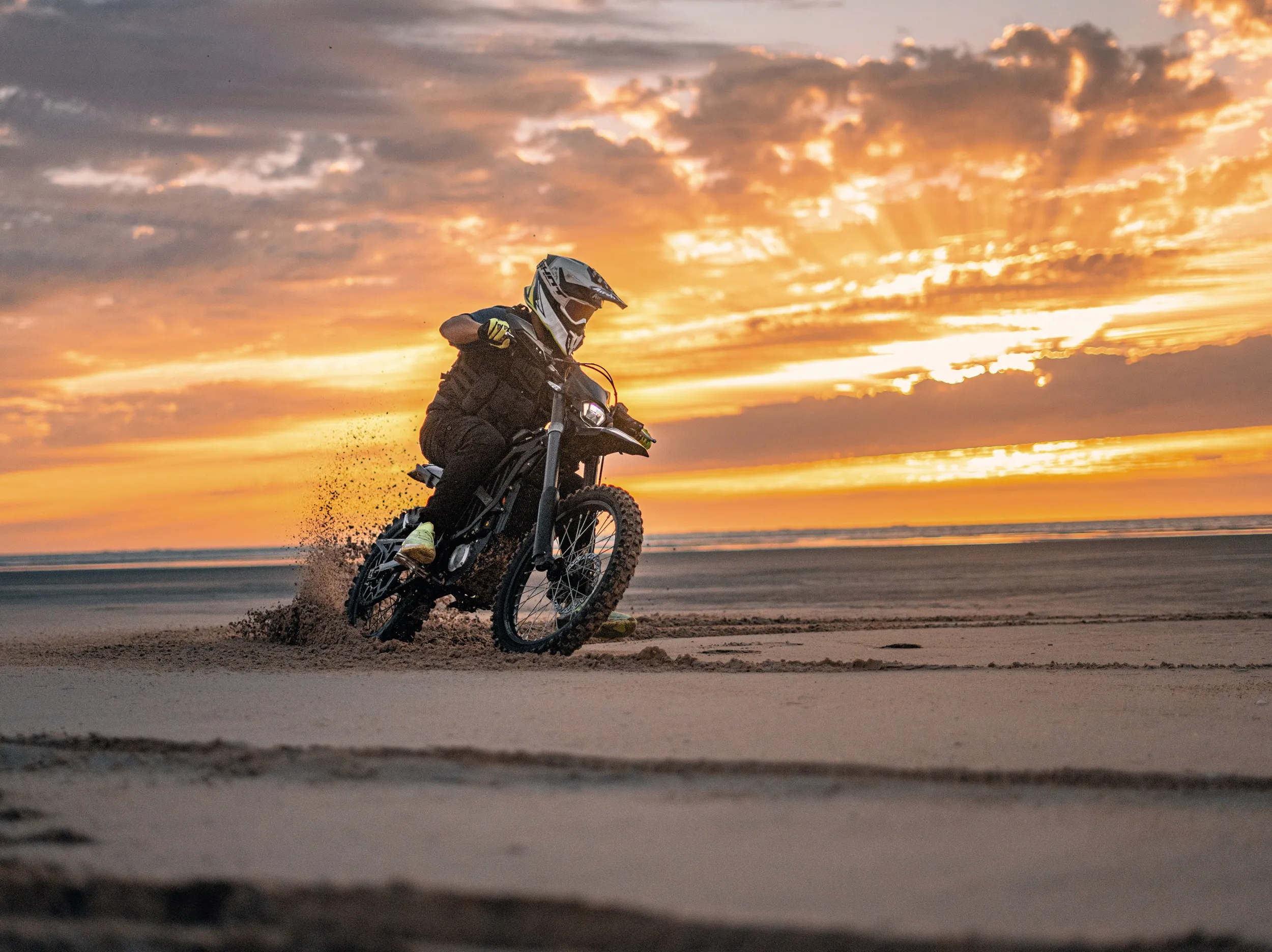 Moto électrique dans le désert de Dakhla