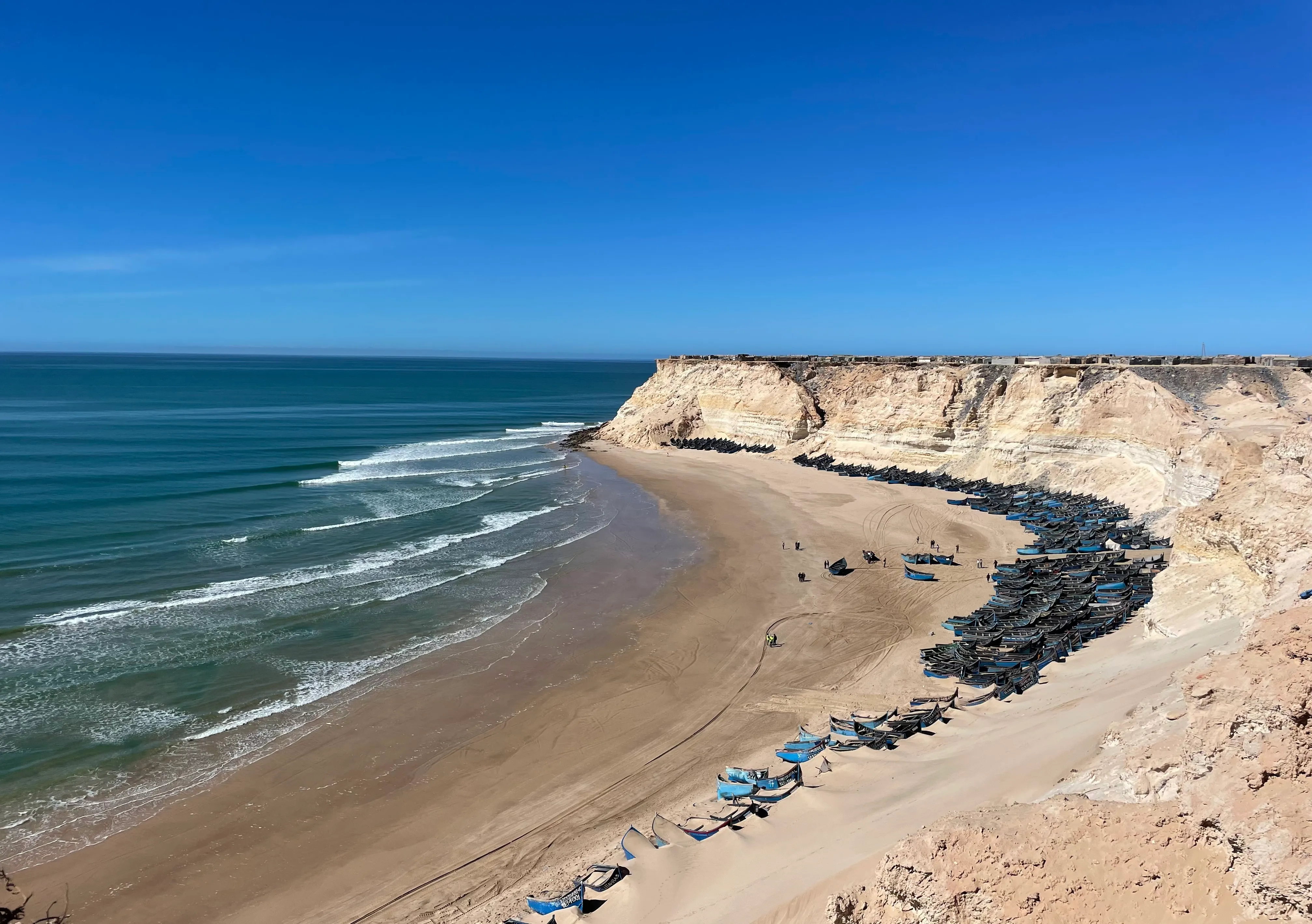 Surf sur l'Océan Atlantique à Dakhla